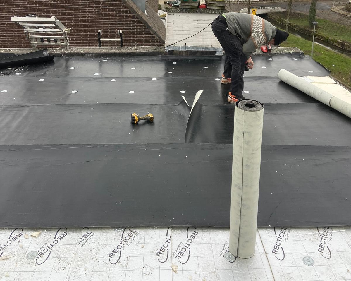 Tijdens: onderlaag bitumen monteren